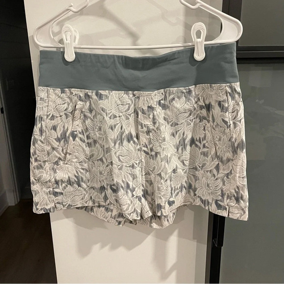 Athleta Trekkie North Short Ethereal Bloom Magnolia White - Size 10 - Picture 2 of 4